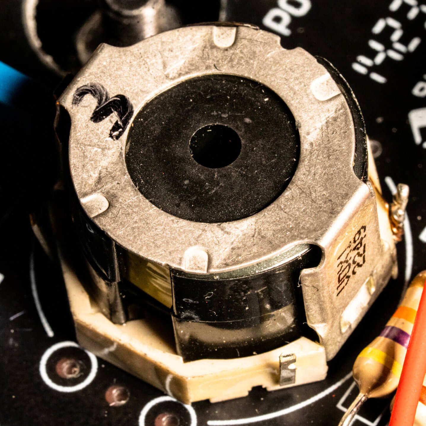 Vox V846 Vintage Wah Inductors closeup